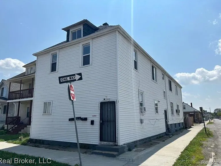 2300 Whalen St — Photo 1