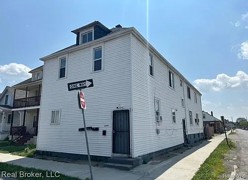 2300 Whalen St Photo 1