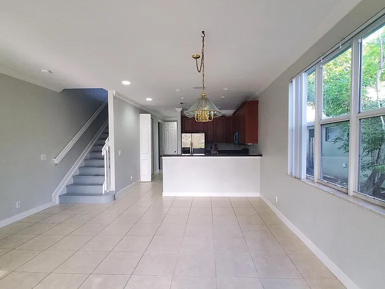 115 Akron St — Photo 5