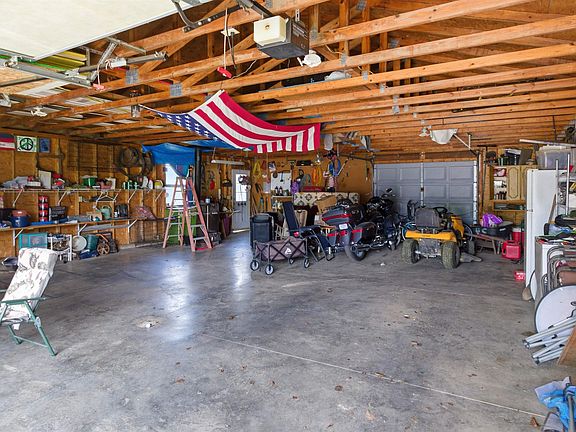 4th image of 828 Lauer Ln