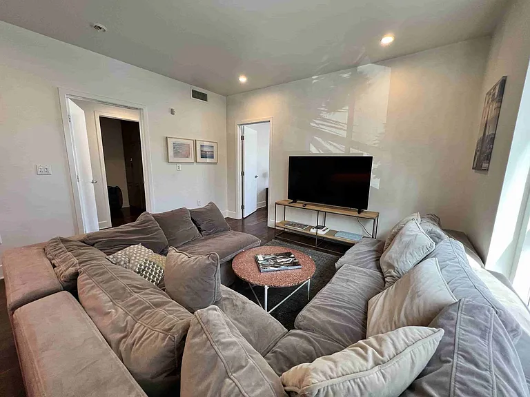 1735 N La Brea Ave #17 — Photo 21