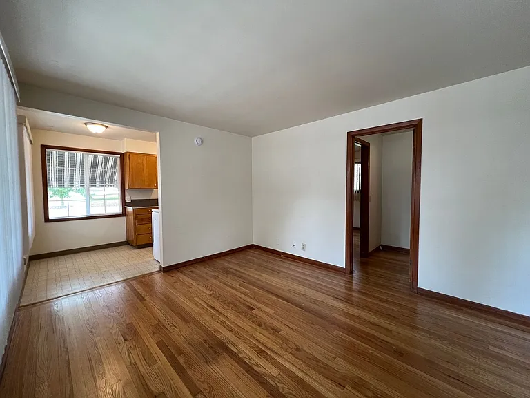 W1319 - Hudson's Bay Court — Photo 3