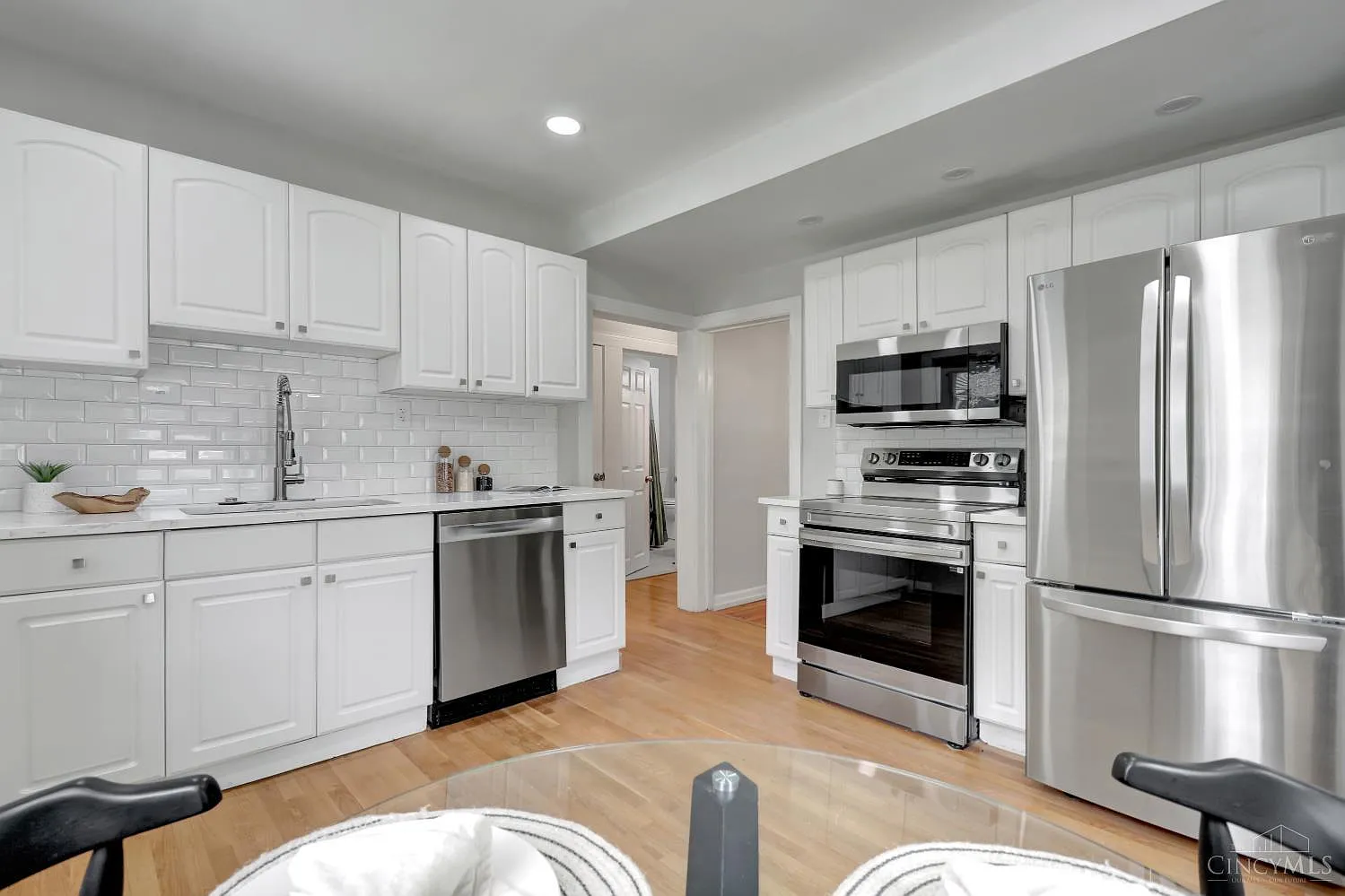 3 bed, 2.0 bath, 1426 sqft, $2,200 — Photo 2