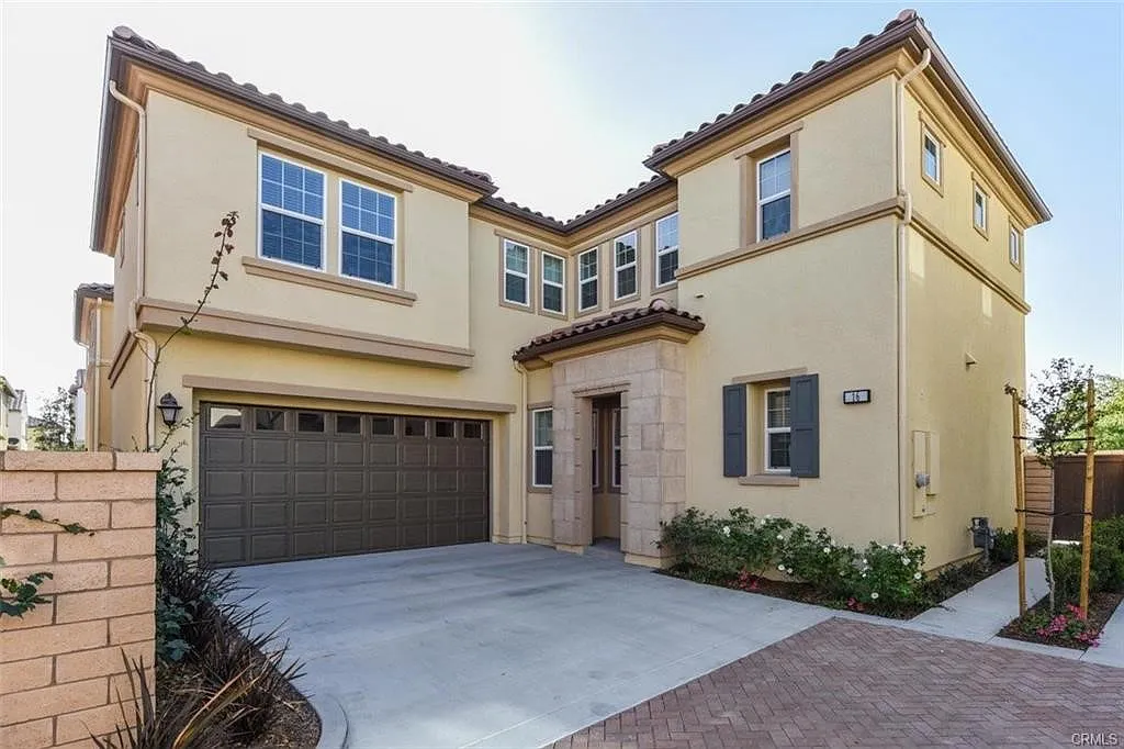 4 bed, 2121 sqft, $5,200 — Photo 1