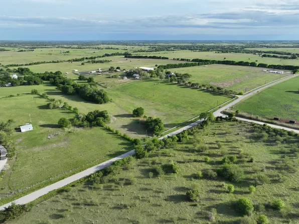 5255 Ganske Rd, Burton, TX 77835