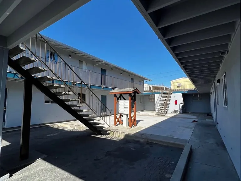 1118 Parkside St — Photo 2