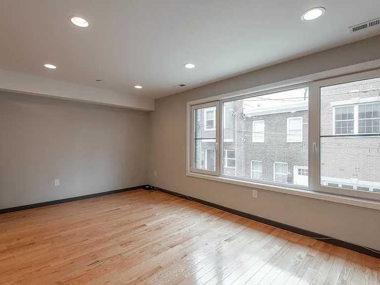 2545-47 Montrose St #BB — Photo 7