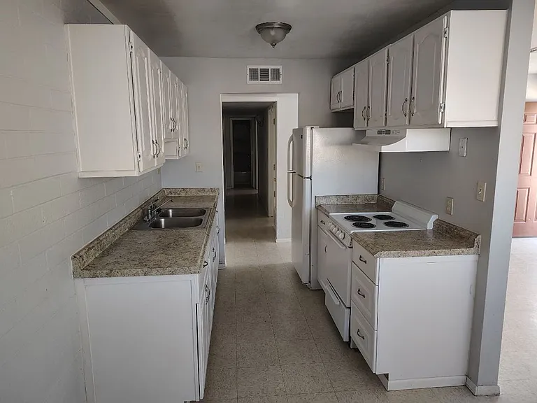 1055 N 8th Pl — Photo 7