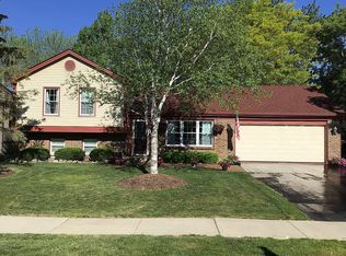 526 Forest View Rd, Lindenhurst, IL 60046