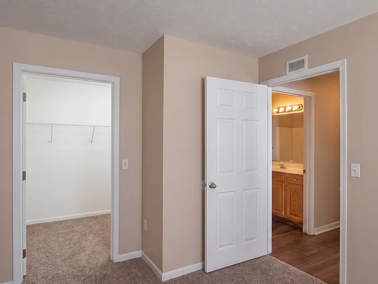 South Hills Apartments — Photo 7