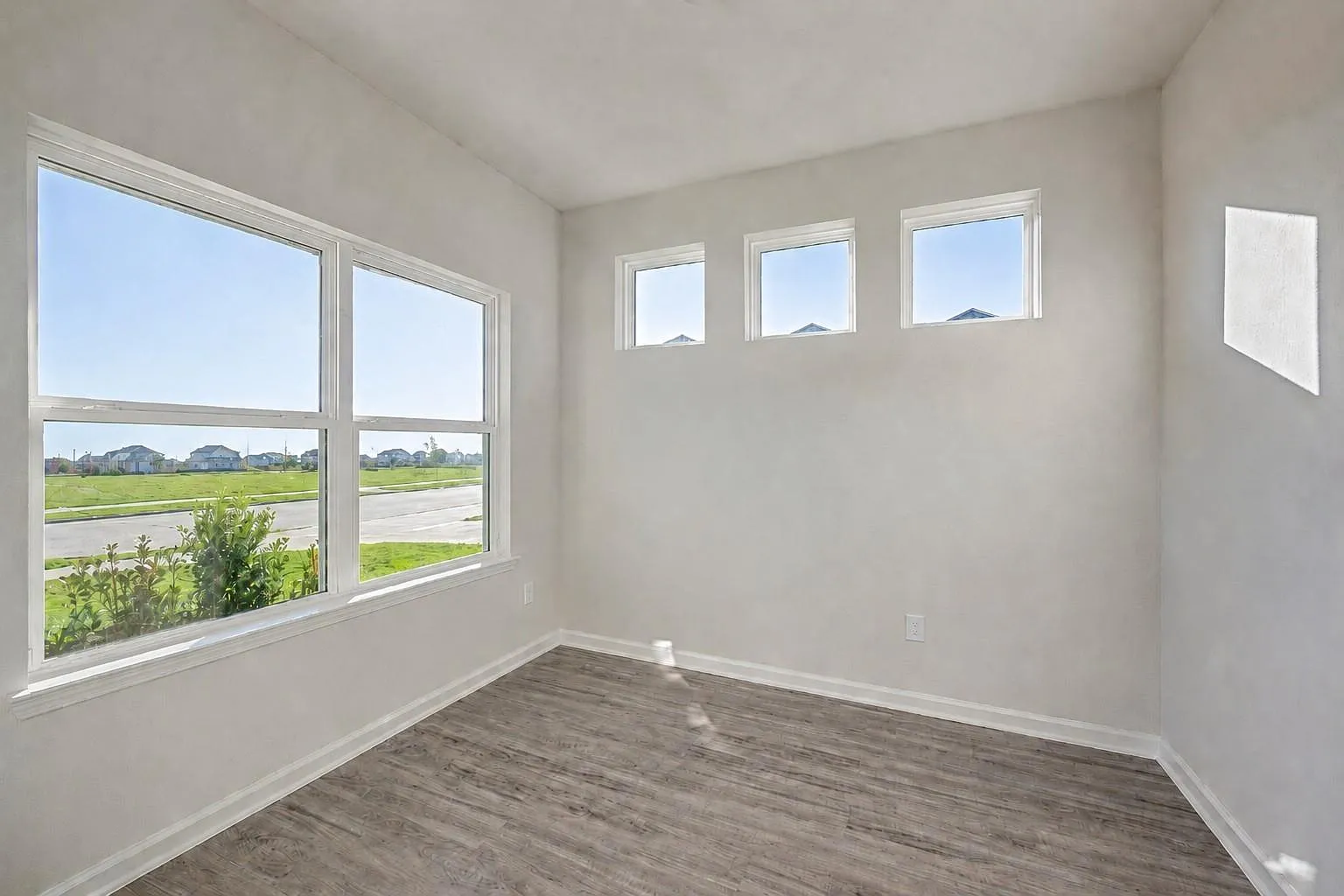 3 bed, 2.0 bath, 1501 sqft, $2,300 — Photo 3