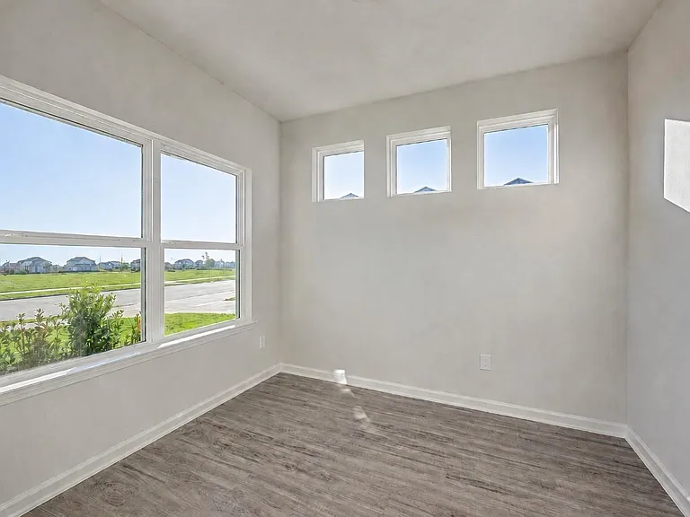 1913 N Riverside Cir — Photo 3