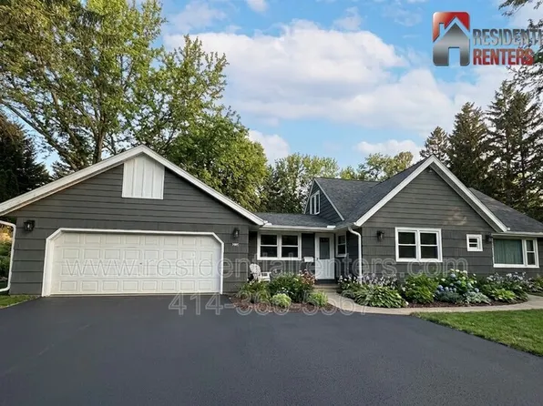 2555 N Calhoun Rd, Brookfield, WI 53005