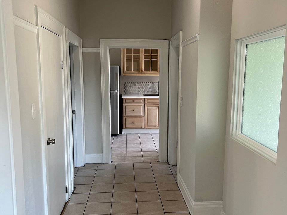 Hallway from Entry to Kitch