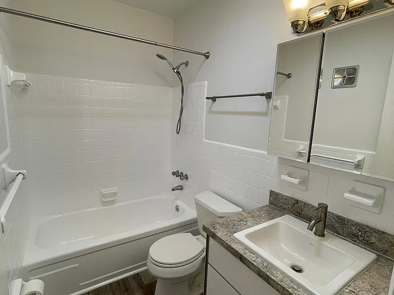 1908 NE 4th St #6 — Photo 4