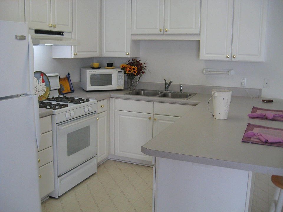 Lots of Counter Space Fridge stays