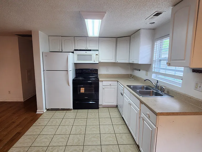 1607 E Fairview Ave — Photo 2