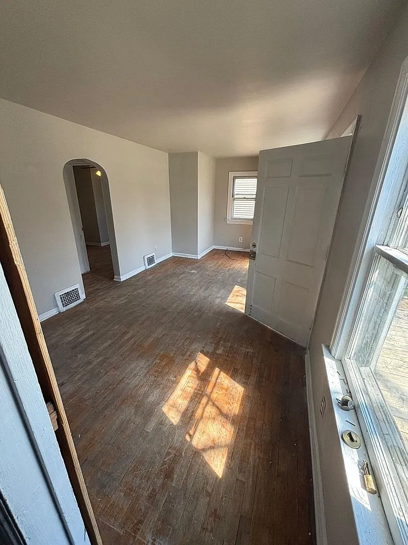 Charming 2BR House in Lansing — Photo 3