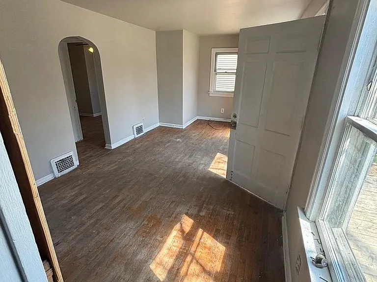 1216 W Mount Hope Ave — Photo 3