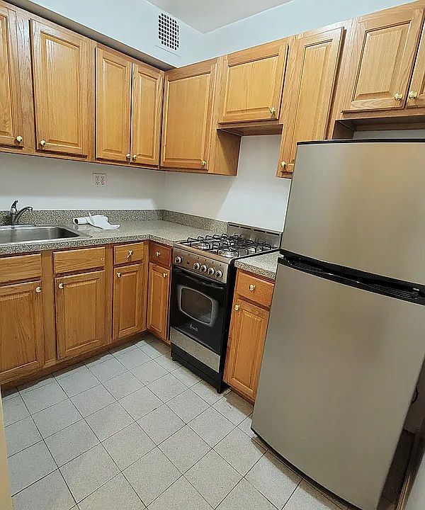 2nd image of 105 W 75th St #2R