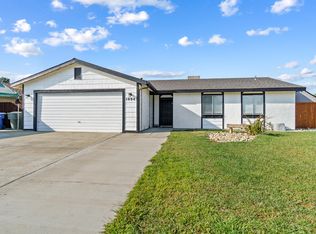 1094 Clover Ln, Hanford, CA