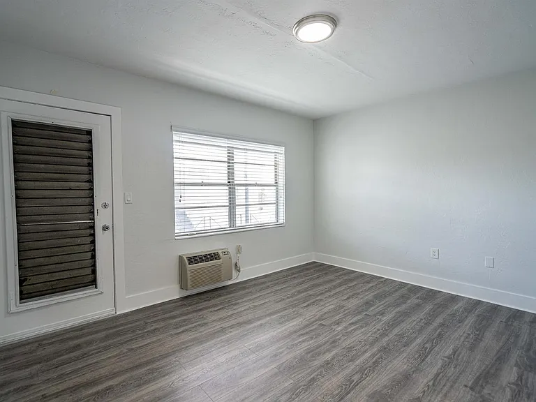 433 NE 82nd St #9 — Photo 5