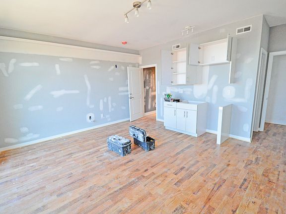 3rd image of 533 N Budd St #403