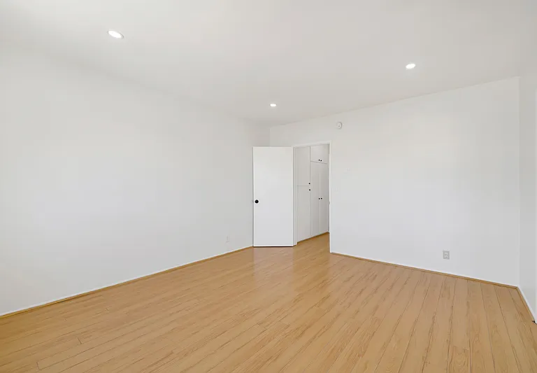 200 N Oxford Ave #11 — Photo 12