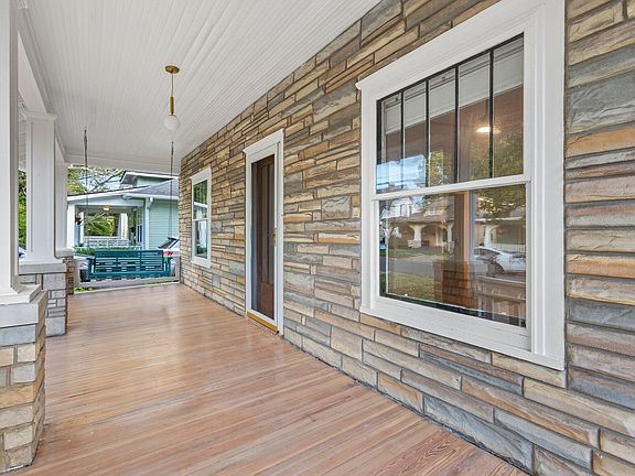 3rd image of 724 Aurora Ave
