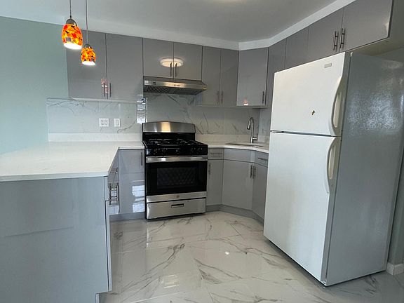 3rd image of 125 Bay 46 St