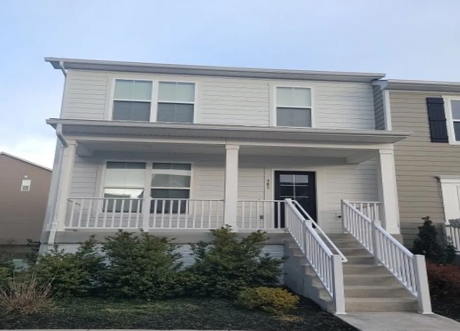 385 John Adams Dr photo 1