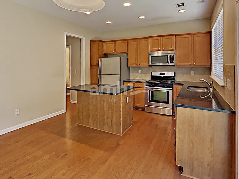 818 Poplar Ter — Photo 6