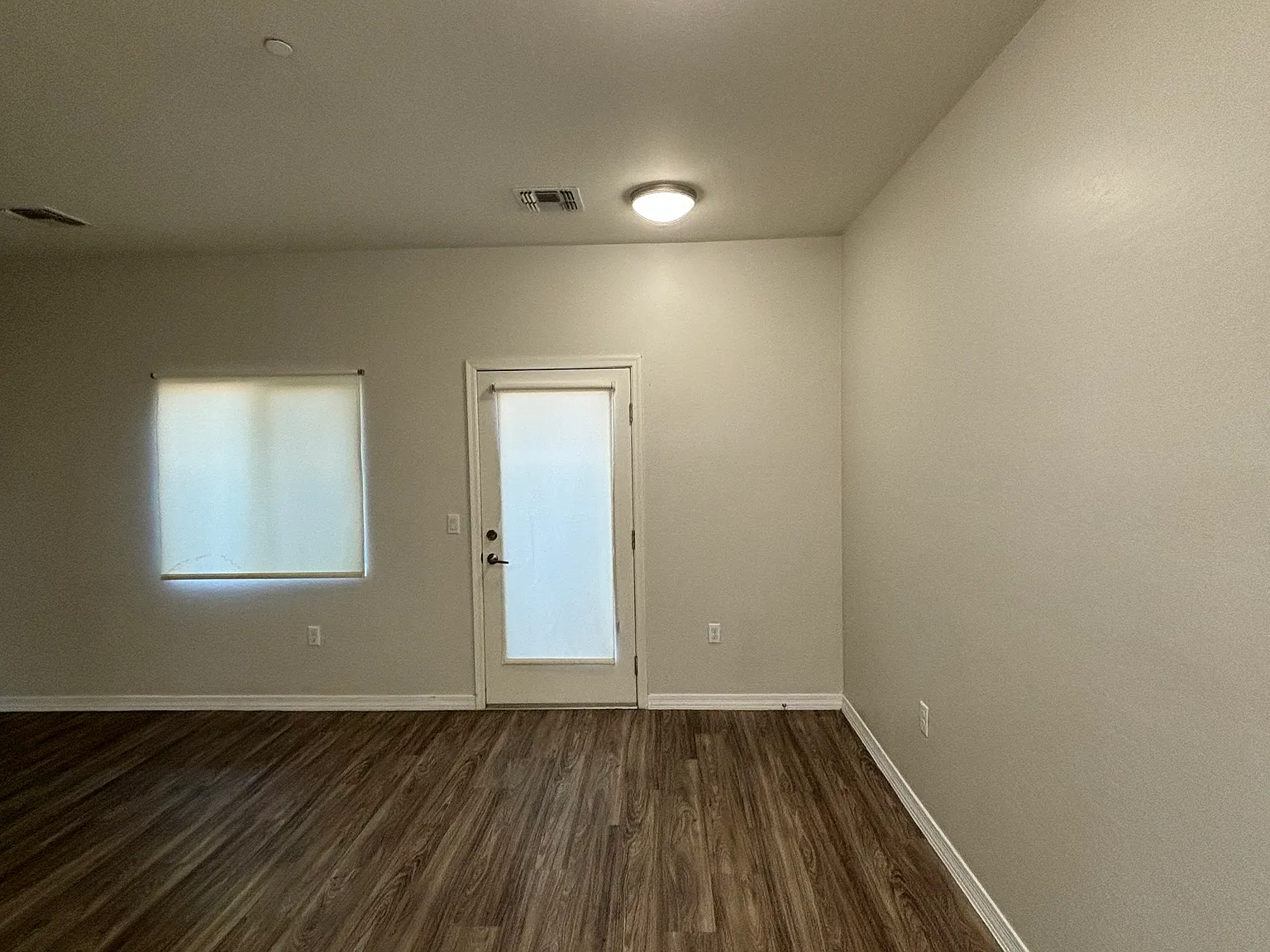 Studio, 560 sqft, $975 — Photo 3
