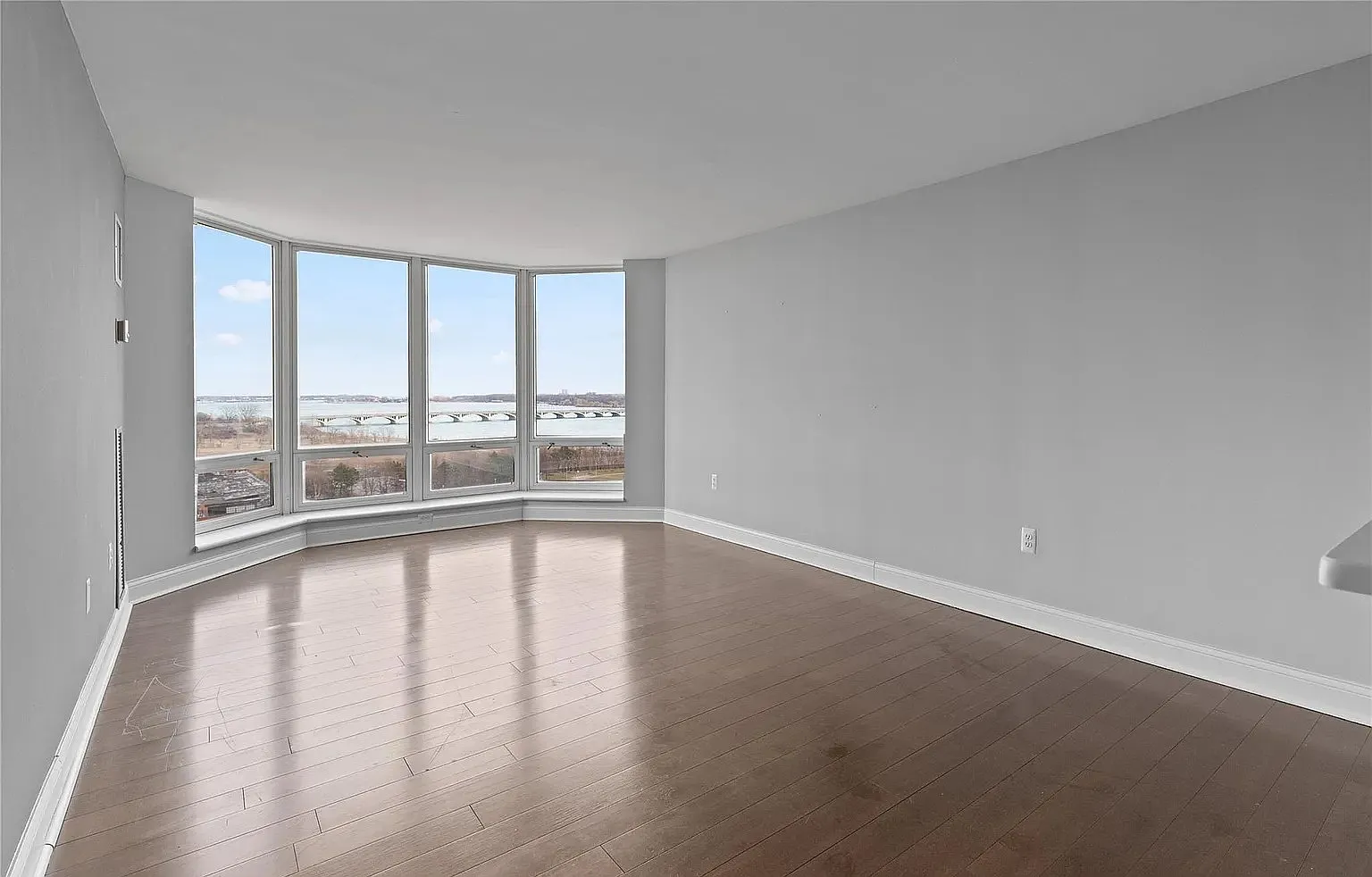 2 bed, 1023 sqft, $2,500 — Photo 4