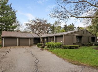 810 Brook Village Ct, Holland, MI 49423