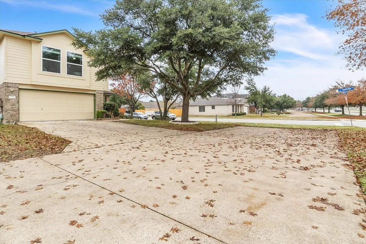 3 bed, 2.5 bath, 1380 sqft, $2,100 — Photo 2