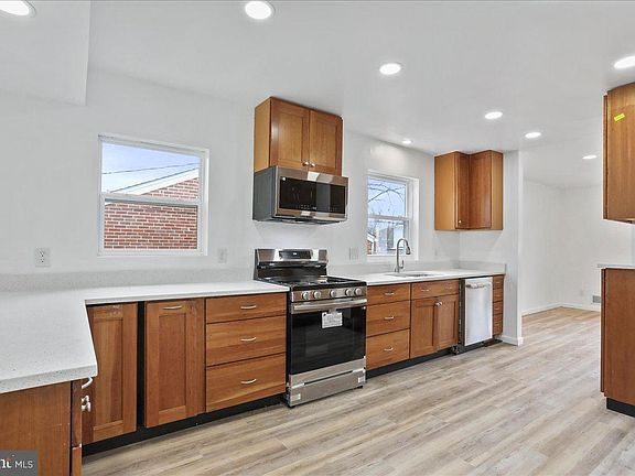 4th image of 711 Cornwall St