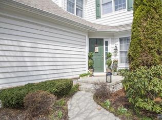 40 Mulberry Ct, Paramus, NJ 07652