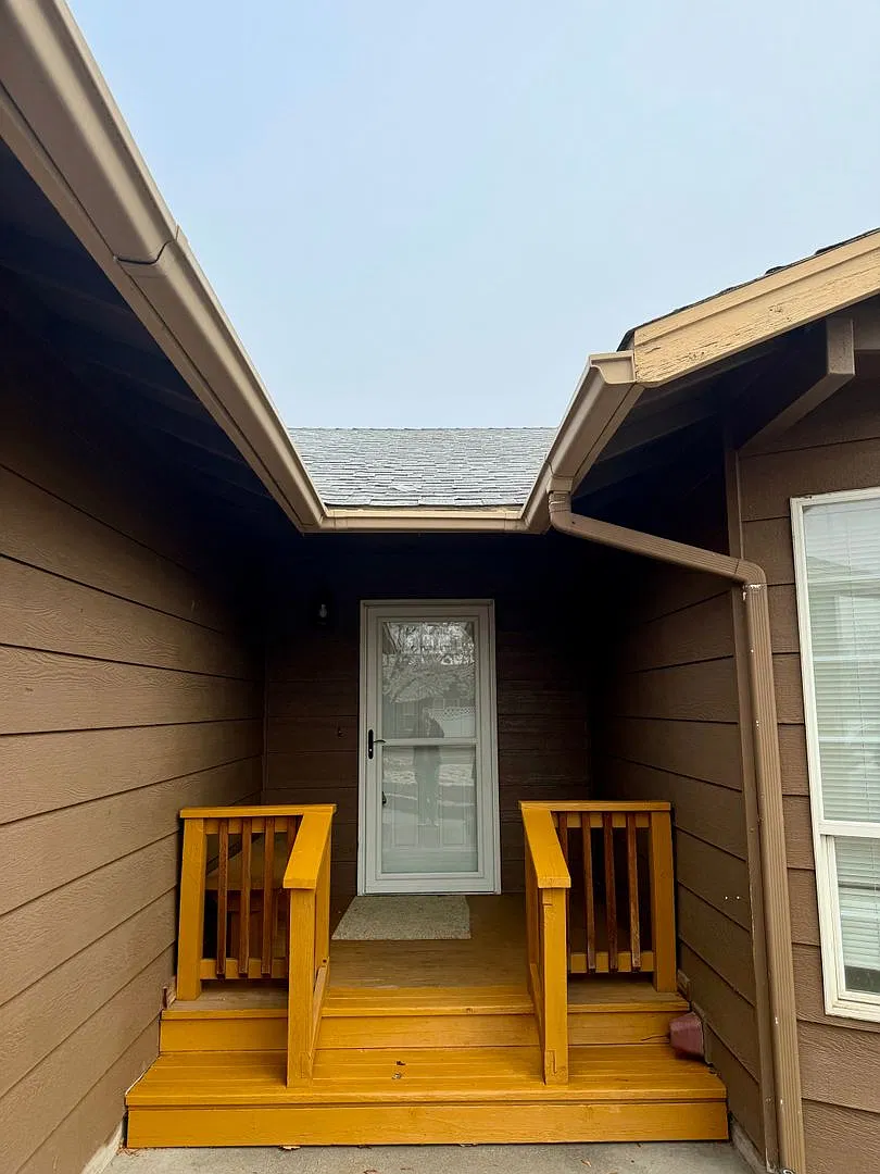 Adorable Home in SW Redmond with Huge Backyard! — Photo 2