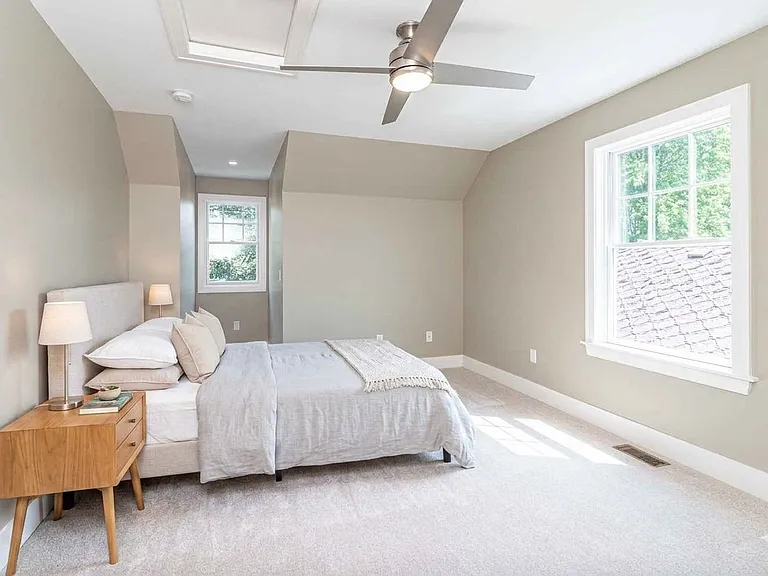 804 Henry St — Photo 37