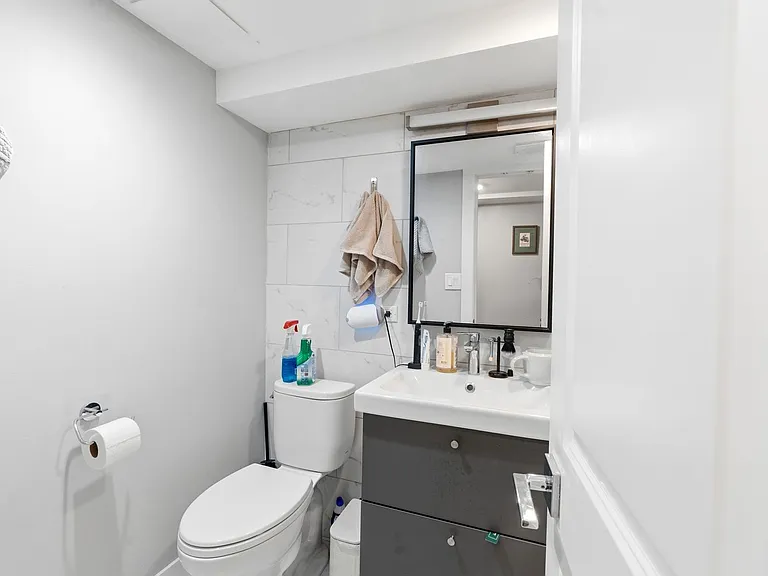 1421 N Dearborn St — Photo 104