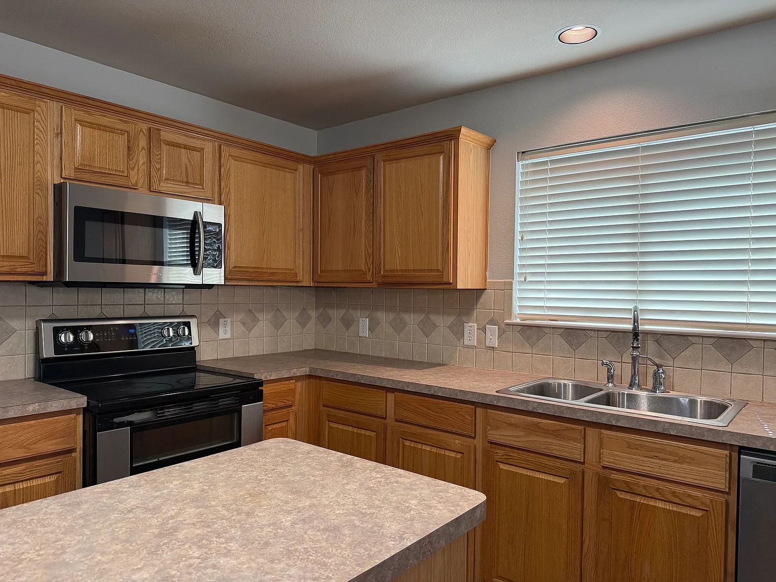 4 bed, 2.5 bath, 2306 sqft, $2,695 — Photo 4