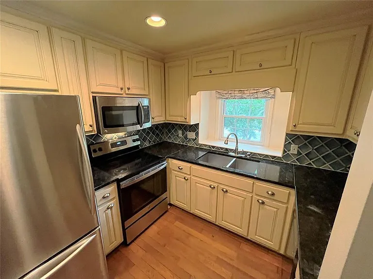 82 Montre Sq NW — Photo 18