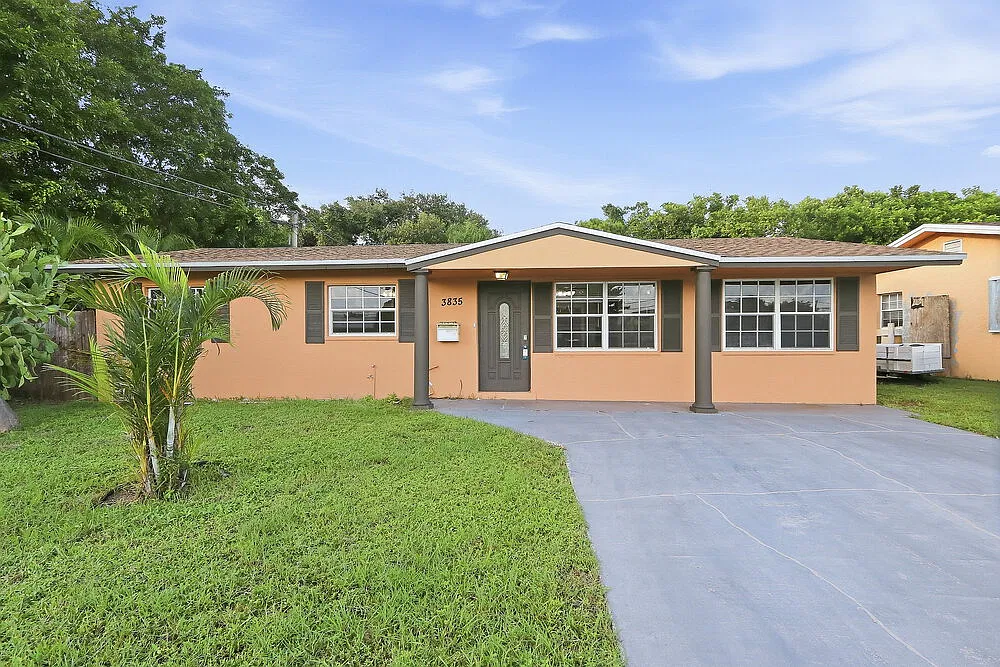 4 bed, 2.0 bath, 1344 sqft, $2,695 — Photo 2