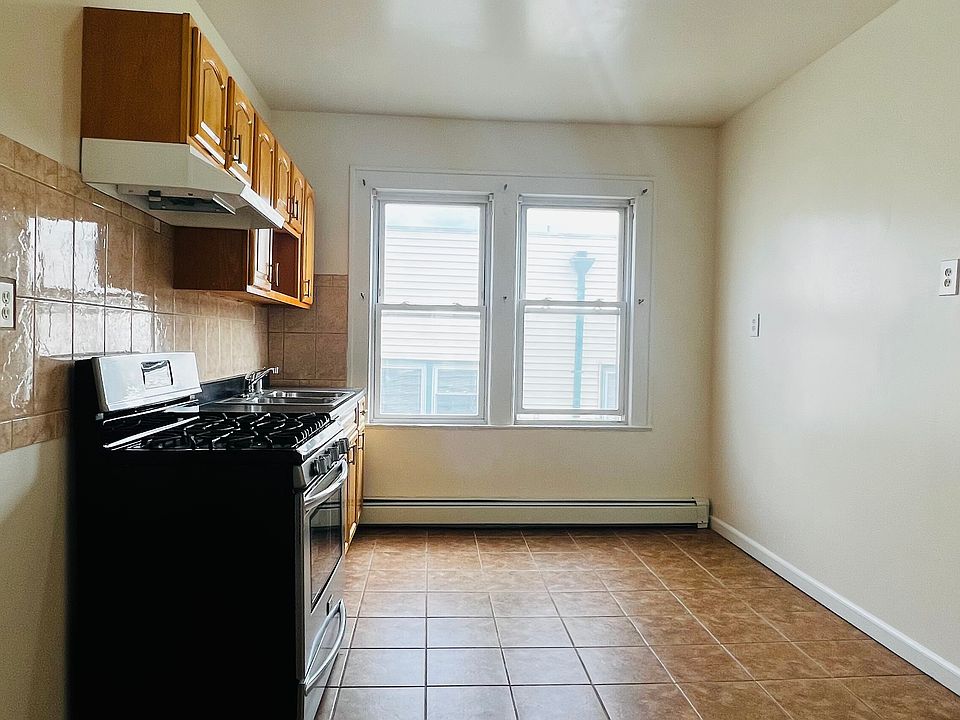 EAT IN KITCHEN