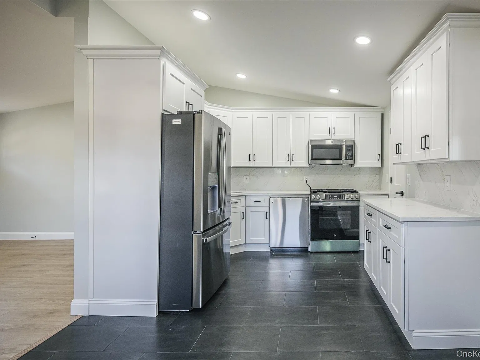3 bed, 1.0 bath, 1000 sqft, $4,400 — Photo 3