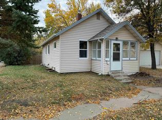202 6th Ave NE, Minot, ND 58703
