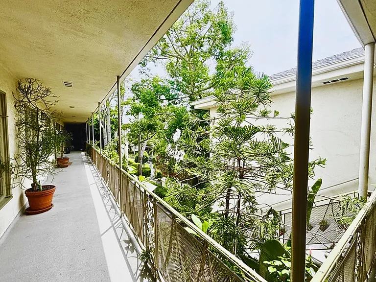 Must-see Updated Vintage-Style Studio at 1245 N Laurel Ave, West Hollywood, CA 90046 — Photo 8