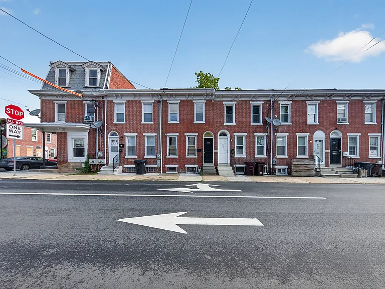 605 E 10th St — Photo 31