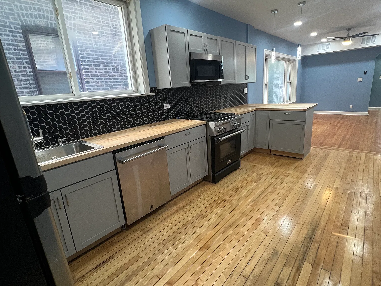3 bed, 1250 sqft, $2,195 — Photo 3